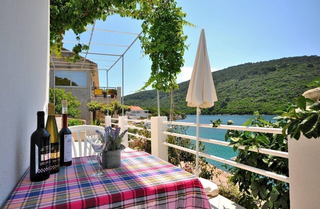 Apartments Slavica (53941-A1) - Pasadur - island Lastovo