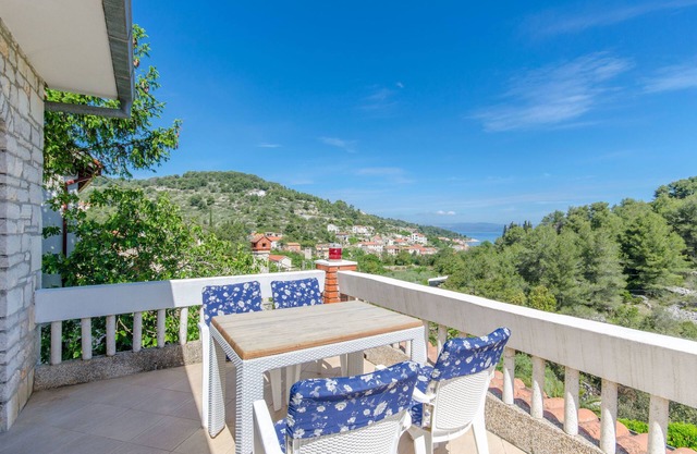 Apartments Drazen (59221-A4) - Stomorska - island Solta