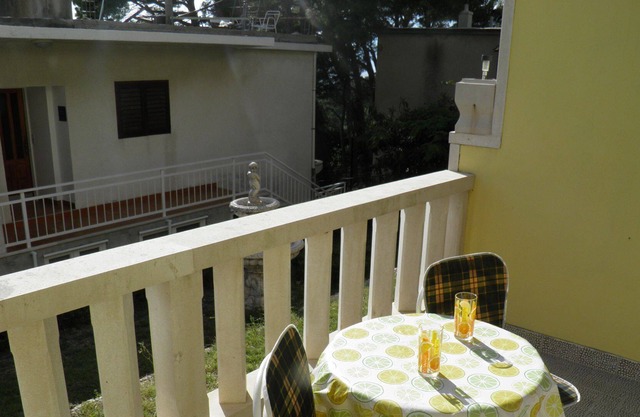 Ferienwohnungen Angela Beautiful Courtyard Riviera Makarska 