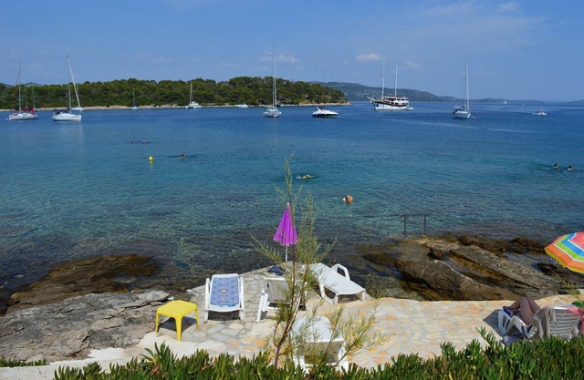 Apartment Davor - 20m from sea : A1(2+2) - Mali Iz (Island Iz), Zadar riviera, Croatia