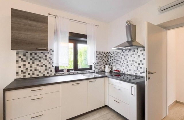 Apartment Edi - amazing location by the sea: A4(4) - Rtina, Zadar riviera, Croatia