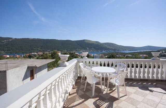 * Apartment house Dalmatia, terrace, sea view, beach, internet, parking