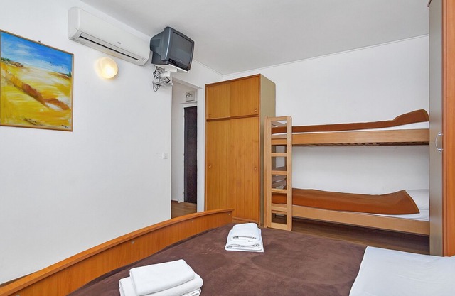 Apartment Igor - 5 m from beach: SA4(4) - Cove Pokrivenik, Island Hvar, Croatia