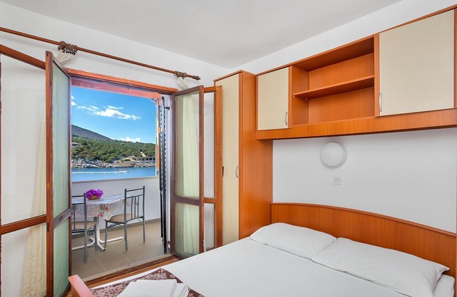 Apartment Igor - 5 m from beach: B(2+2) - Cove Pokrivenik, Island Hvar, Croatia