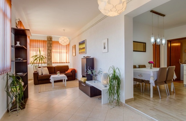Apartment in Mali Lošinj with Terrace, Air condition, WIFI, Washing machine (138-2)