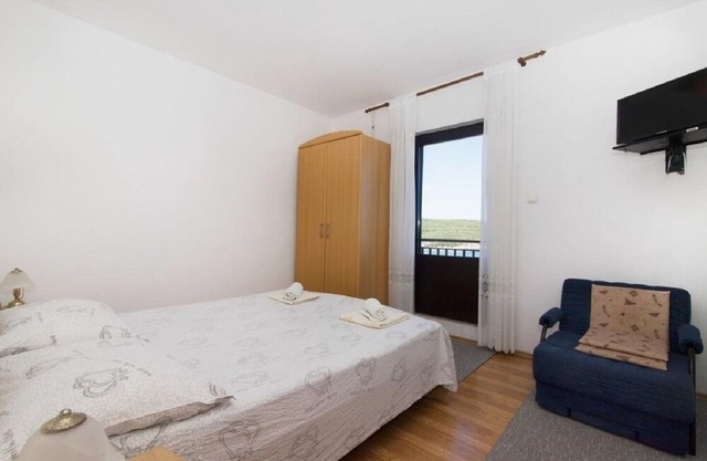 Apartment Jakša - close to the sea & free parking: A2(2) - Vis, Island Vis, Croatia