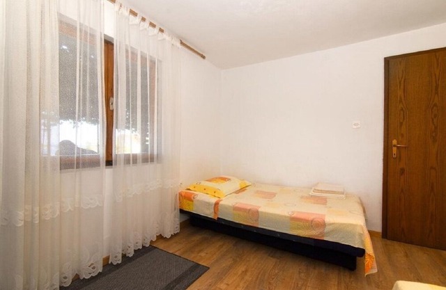 Apartment Jakša - close to the sea & free parking: A1(2+2) - Vis, Island Vis, Croatia