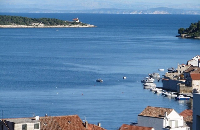 Apartment Jakša - close to the sea & free parking: A3(4) - Vis, Island Vis, Croatia
