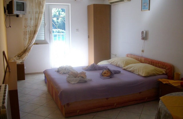 Apartment Kaleb - next to the seashore: SA1-Klara 21(2) - Stomorska, Island Solta, Croatia