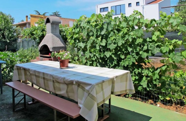 Apartment Ruža (PUL610) in Pula - 8 persons, 4 bedrooms