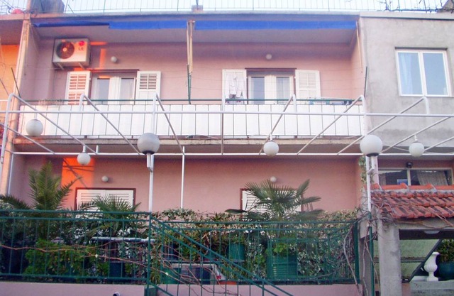 Apartments and rooms Jure Apartment