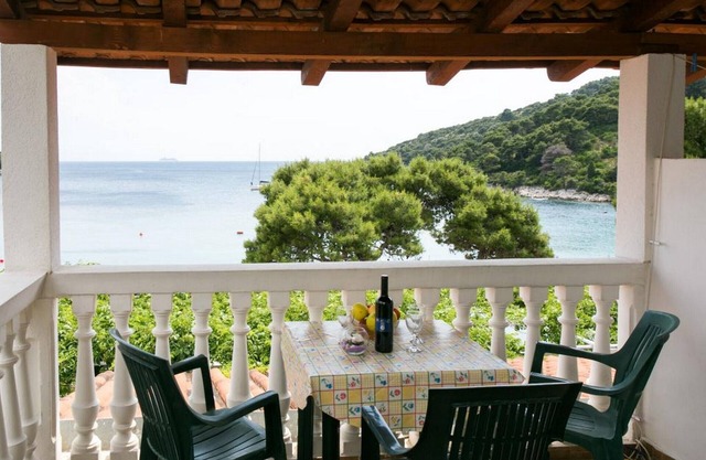 Apartments Franka Saplunara-Triple Room with Terrace and Sea View No1
