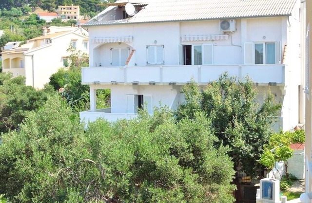 Apartments Josica, (14316), Banjol, hr