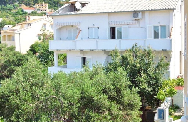 Apartments Josica, (14317), Banjol, hr