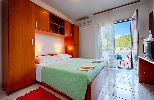 Apartments Malo Lago - One-Bedroom Apartment with Balcony and Sea View - 2nd floor (Apartment 4)