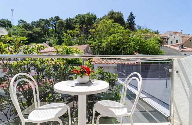 Apartments & Rooms Barišić - Double Room with Balcony and Garden View