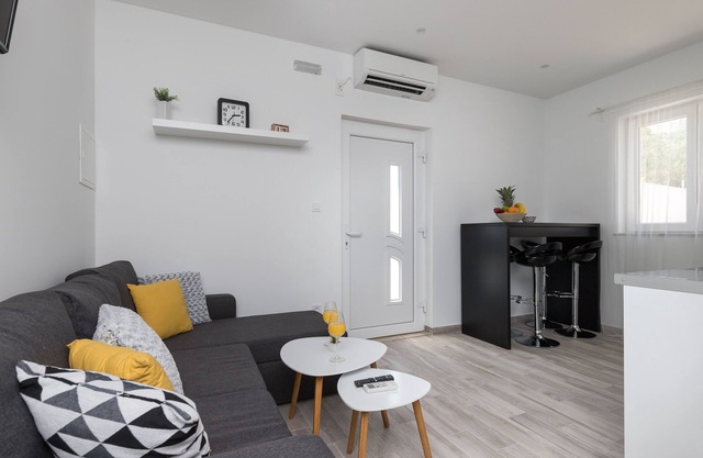 Apartments Siblings - Premium One Bedroom Apartment with Terrace and Garden View (PRVI)