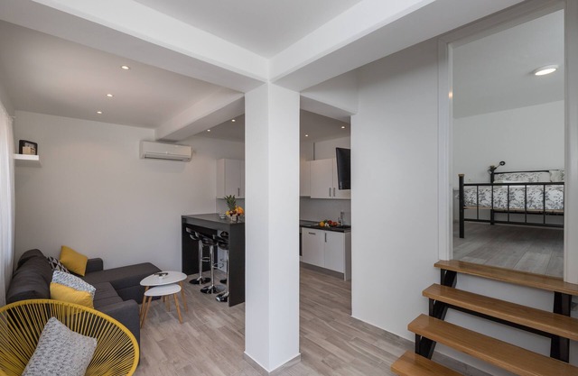 Apartments Siblings - Premium Two Bedroom Apartment with Terrace and Garden View (CETVRTI)