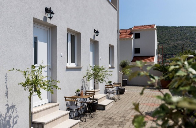 Apartments Siblings - Standard One Bedroom Apartment with Terrace and Garden View (DRUGI)