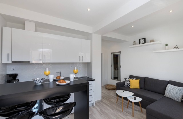 Apartments Siblings - Superior One Bedroom Apartment with Terrace and Garden View (TRECI)