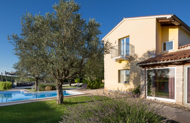 Art Villa Sis (villa with pool and 3 bedrooms)