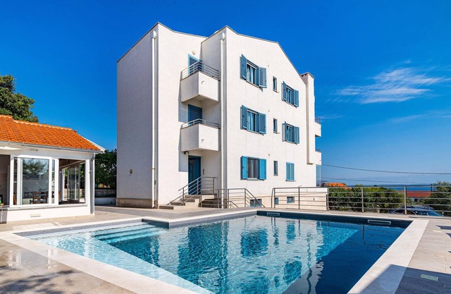 Attractive apartment with shared pool and sea view for a great vacation.