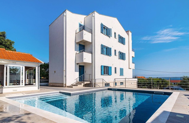 Attractive apartment with shared pool and sea view for a great vacation.