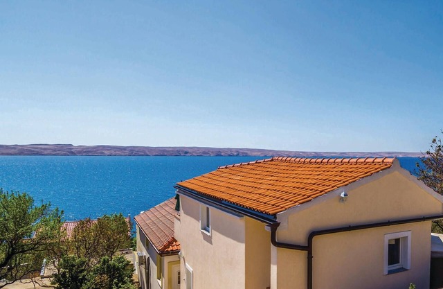 Awesome apartment in Karlobag with WiFi