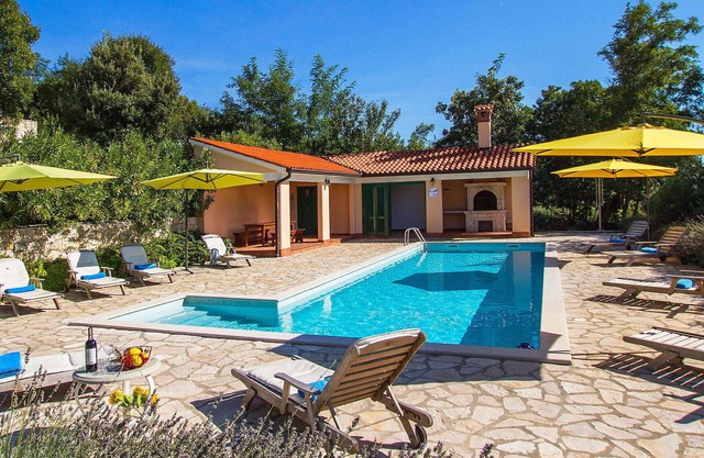 Beautiful private villa for 8 guests with pool, A/C, WIFI, TV and terrace