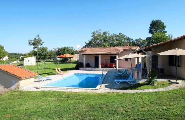 Beautiful villa for 10 people with WIFI, private pool, TV, balcony, pets allowed and parking