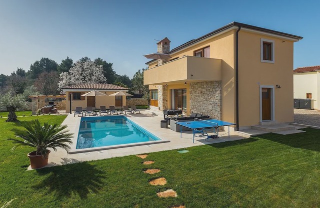 Charming modern villa with private pool in Tar