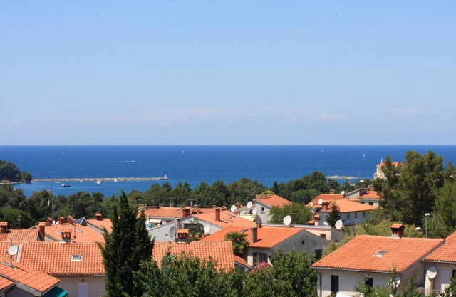 Chopin offers two bedrooms, two bathrooms, two loggias, sea views, top location