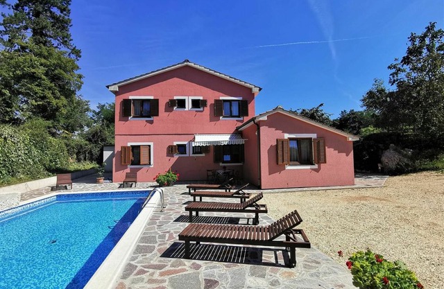 Cosy apartment in villa for 3 people with pool, WIFI, TV, balcony, pets allowed and parking