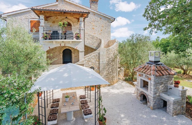 Experience a pleasant stay in this rustic apartment, located in a residential house in the village o