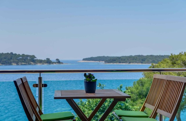 Holiday apartment with sea view 30 m from the beach