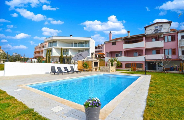 Holiday apartment mit Pool und Klimaanlage