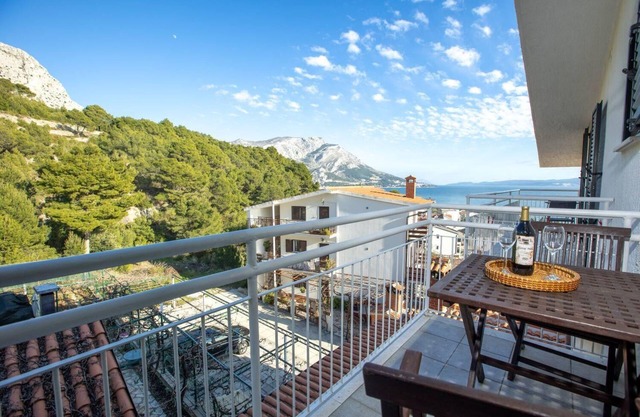 Holiday apartment Omiš for 1 - 4 persons with 1 bedroom - Holiday house