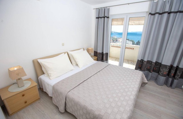 Holiday apartment Omiš for 1 - 4 persons with 1 bedroom - Holiday house