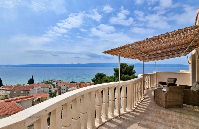 Holiday apartment Omiš for 1 - 5 persons with 2 bedrooms - Holiday apartment
