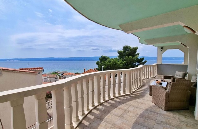 Holiday apartment Omiš for 1 - 5 persons with 2 bedrooms - Holiday apartment