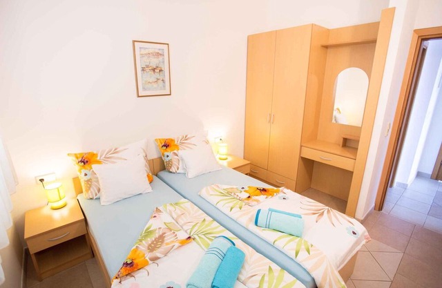 Holiday apartment only 50 m from the beach in Okrug Gornji