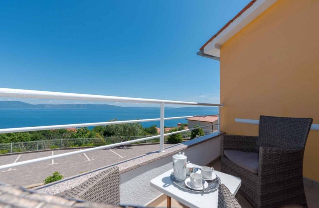 Holiday apartment with 3 terraces and sea view