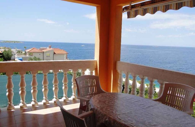 Holiday apartment with sea view 50 m from the beach