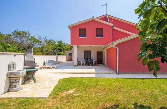 Holiday apartment with air conditioning and barbecue