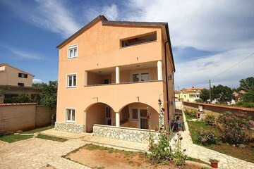 Holiday apartment with sea view