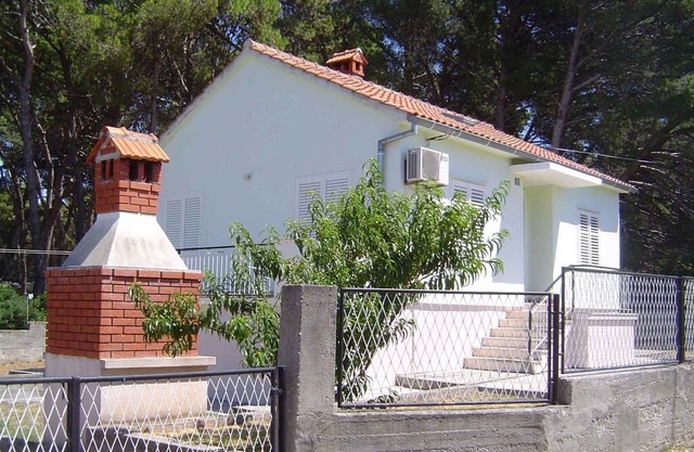Holiday home 50 m from the sea