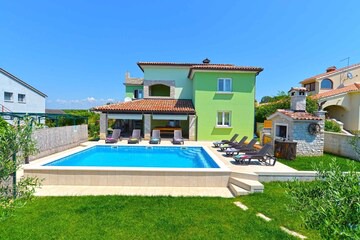 Holiday home in a quiet location with an outdoor pool