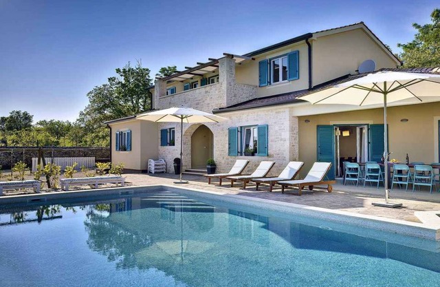 Holiday home with pool and air conditioning