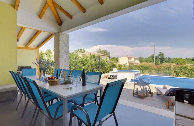 Holiday home with pool and air conditioning