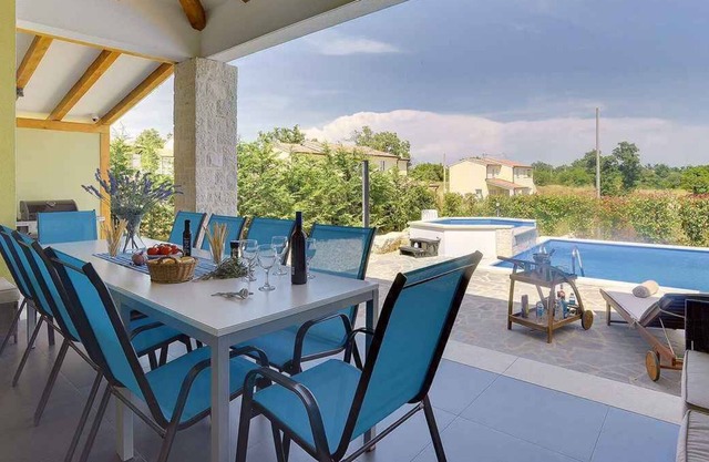 Holiday home with pool and air conditioning